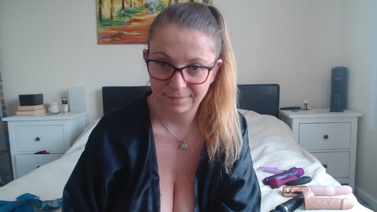 32hbusty's Streamate show and profile
